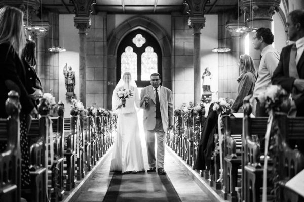 La mariée entre à l’église au bras de son père – cérémonie de mariage à Lausanne.