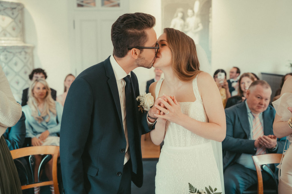 Bisou du couple au chateau de Nyon