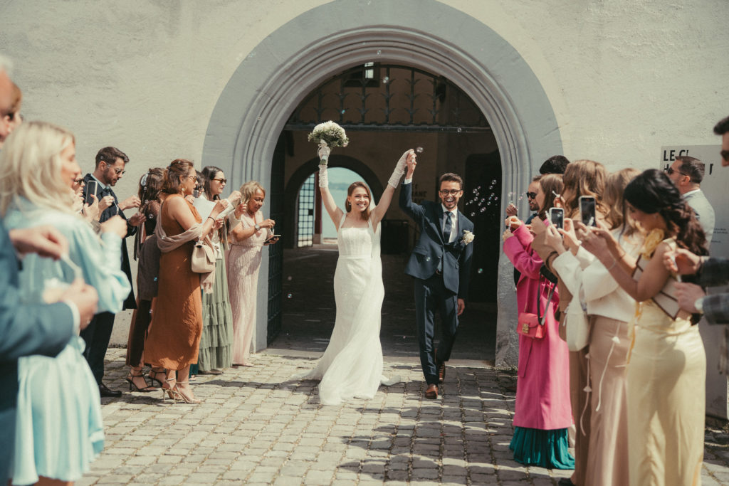 Sortie couple mariage civil au chateau de Nyon
