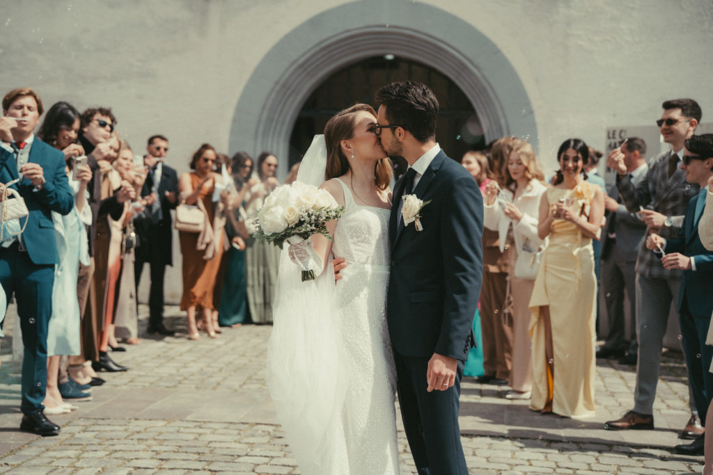 Sortie couple mariage civil au chateau de Nyon
