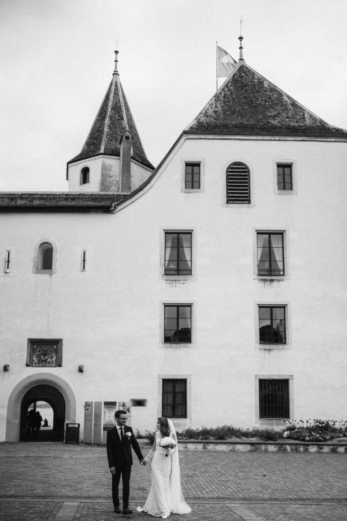 Couple de mariés devant le château à Nyon
