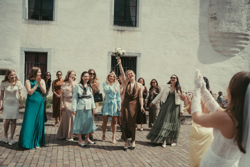 Lancer du bouquet de la mariée au chateau de Nyon