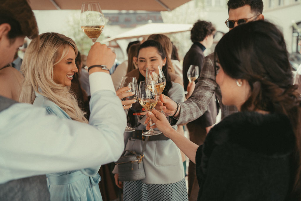 Apéritif de mariage devant le chateau de Nyon