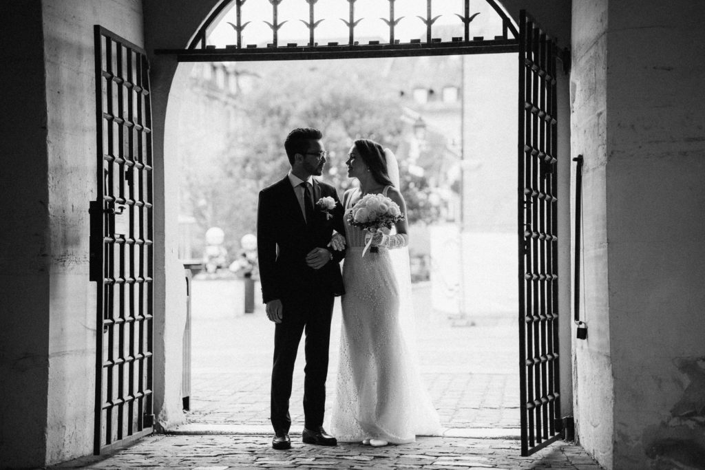 Couple de mariés devant le château de Nyon