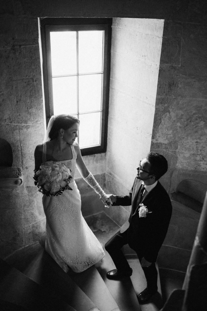 Couple de mariés dans les escaliers du château de Nyon