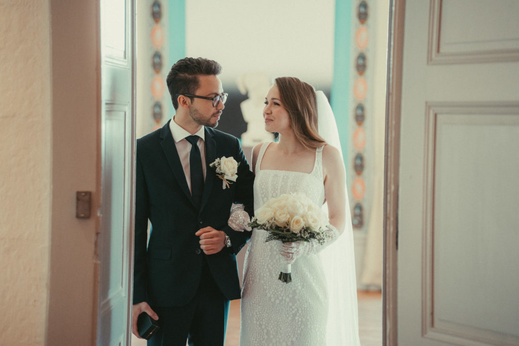 Couple de mariés devant la porte du château de Nyon
